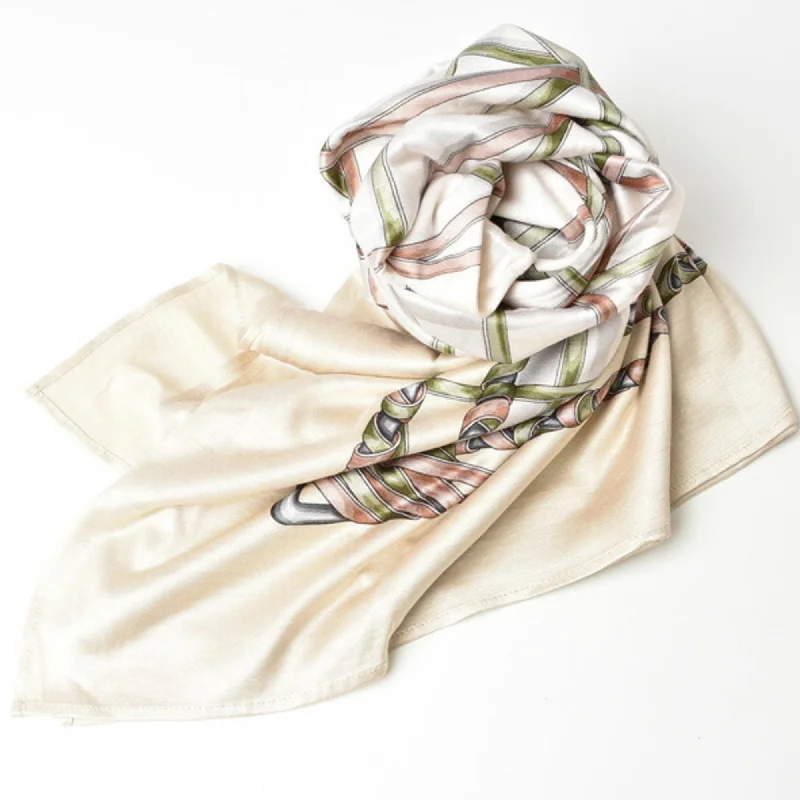 Scarves for sleek fashion -Gucci   Silk Scarf (Pre-Owned)