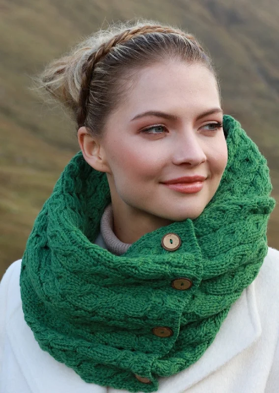 Scarves with simple stripes -Aran Buttoned Snood | Green